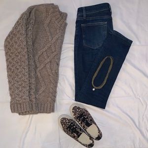 GARNET HILL TAUPE CABLE SWEATER. SIZE MEDIUM